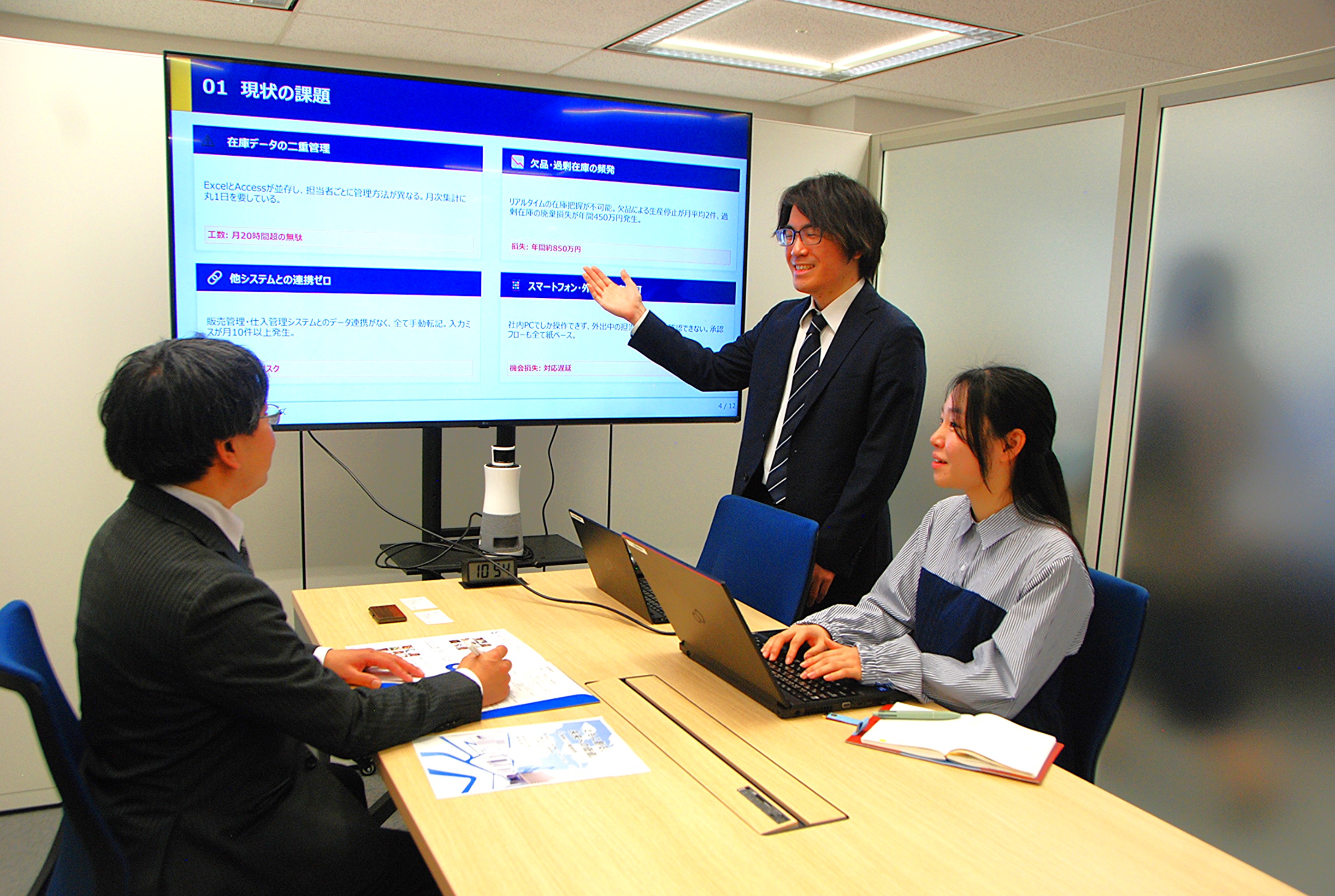 お客様の課題を解決するために深く議論するエンジニアたち